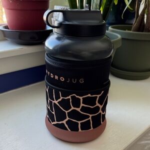HydroJug with Black and Cream Giraffe Sleeve